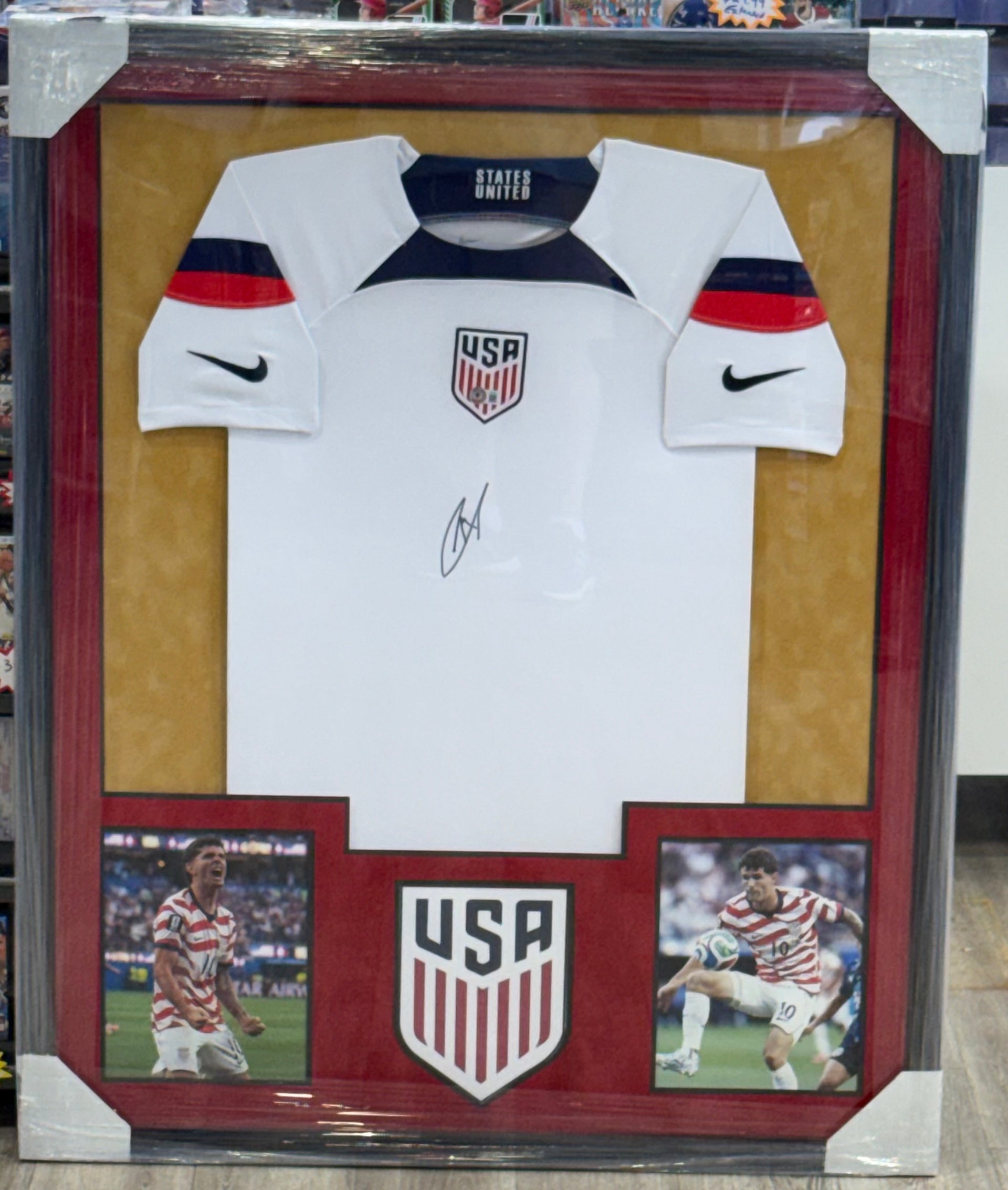Christian Pulisic signed Framed USMNT Team USA Jersey Beckett 375