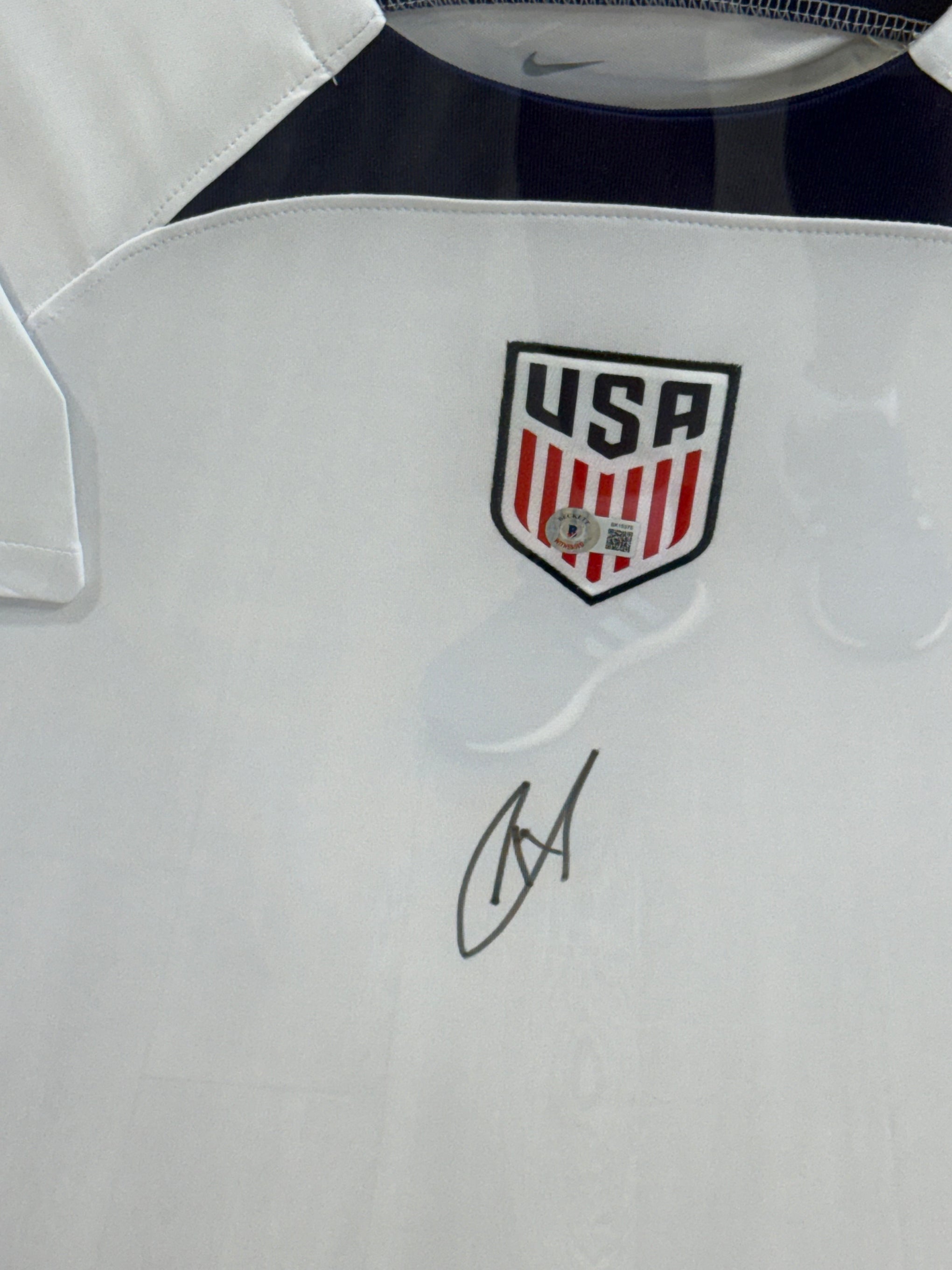 Christian Pulisic signed Framed USMNT Team USA Jersey Beckett 375